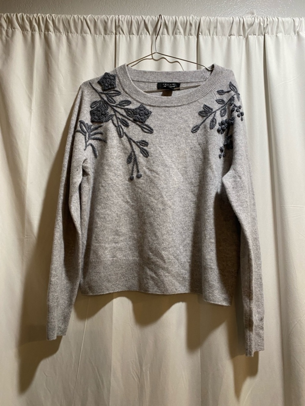 Tahari Light Gray Cashmere Crewneck Sweater - Soft Knit woman